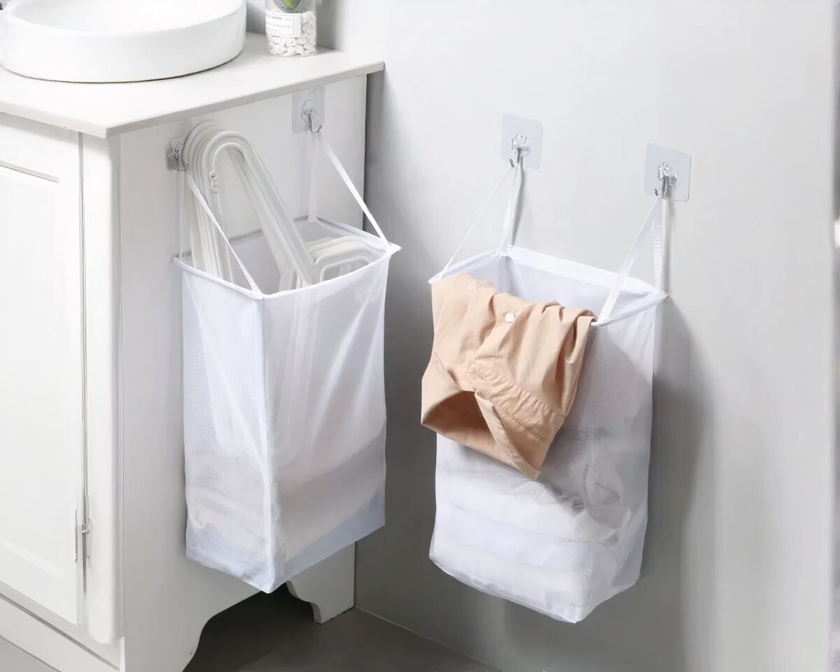 Deux paniers à linges blancs suspendus avec ventouse dans salle de bains