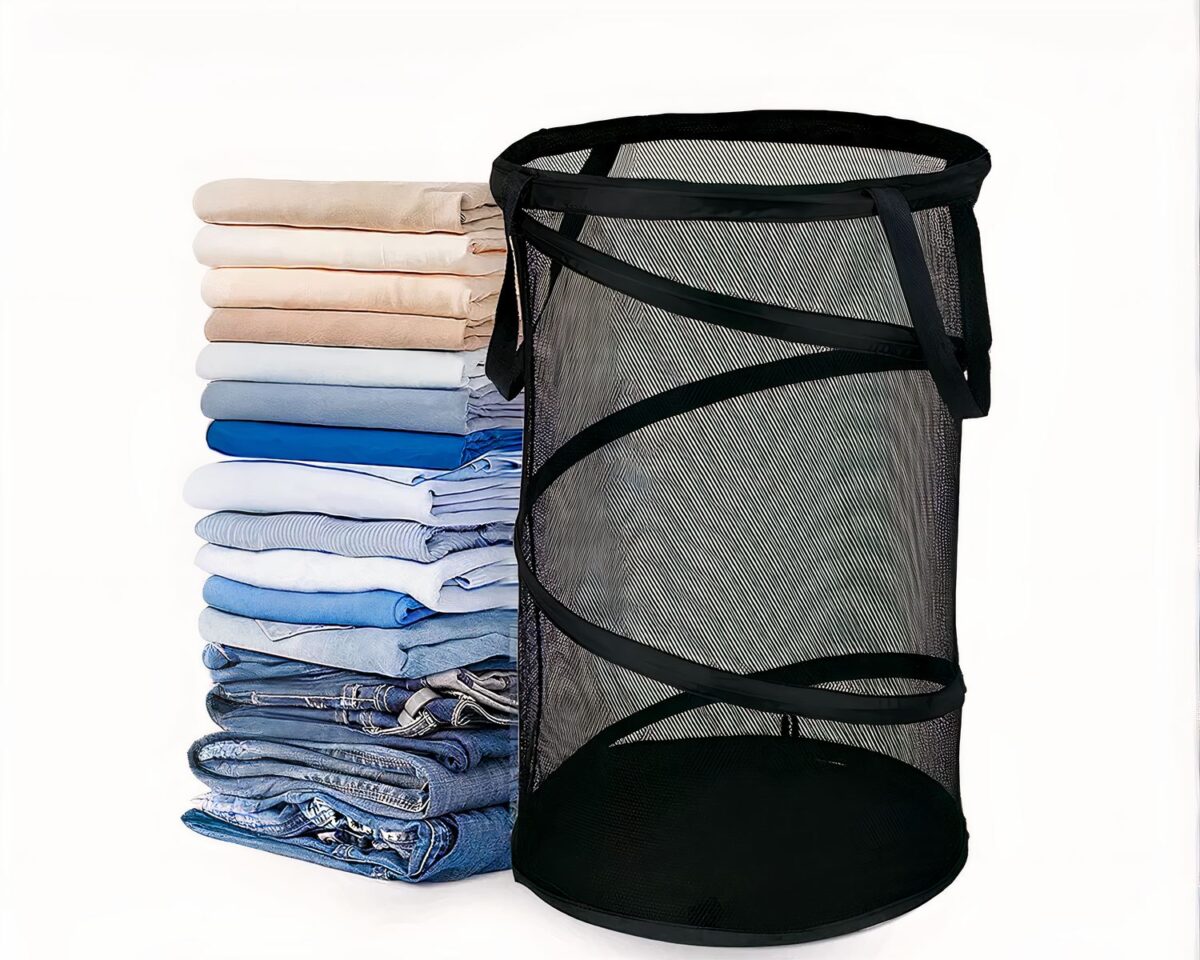 On voit une panière en mailles noires à côté d'une pile de linge