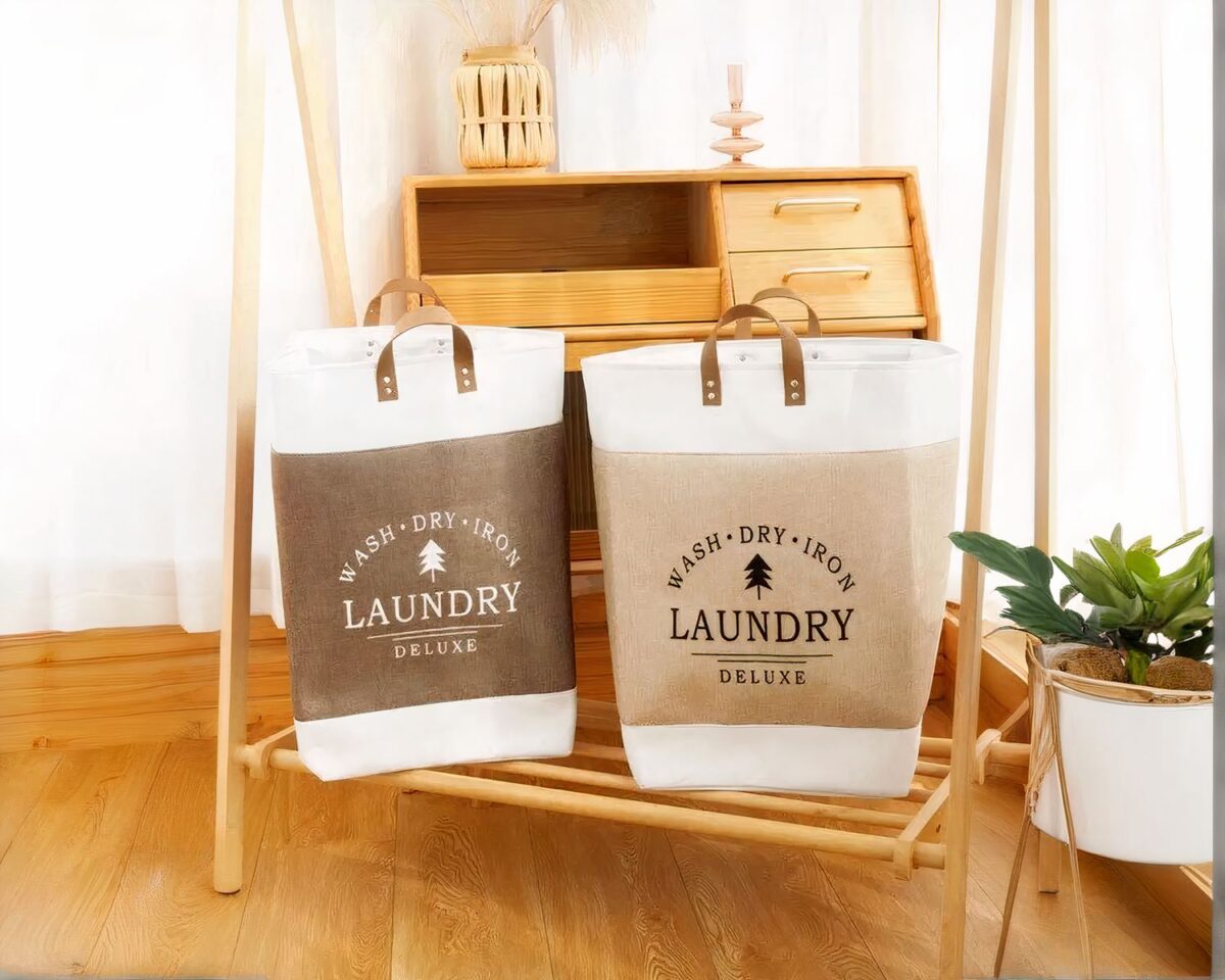 On voit deux paniers à linge un marron et un beige.