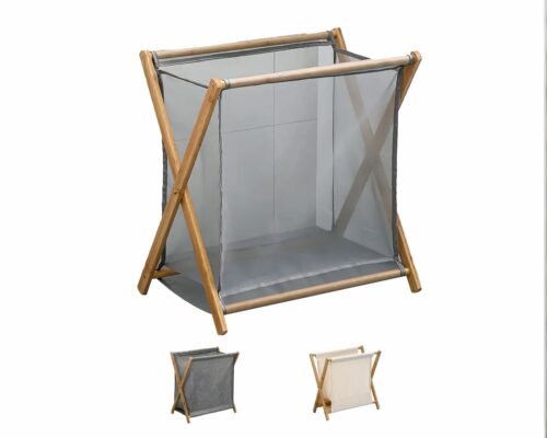 On voit des paniers à linge en tissu et en bois, pliables.