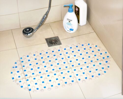 Tapis de bain bleu et transparent dans une douche.
