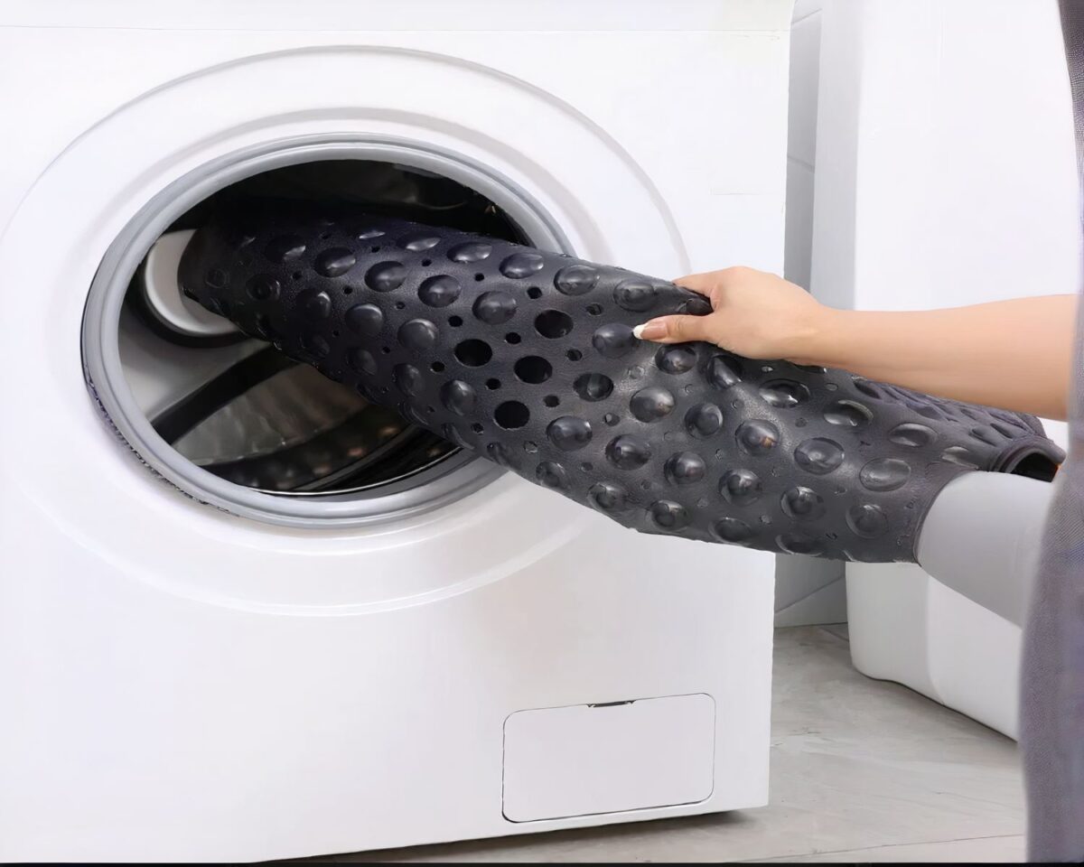 Tapis de bain carré de couleur gris.