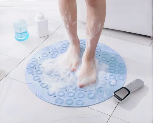 Tapis de bain circulaire avec pieds posés.