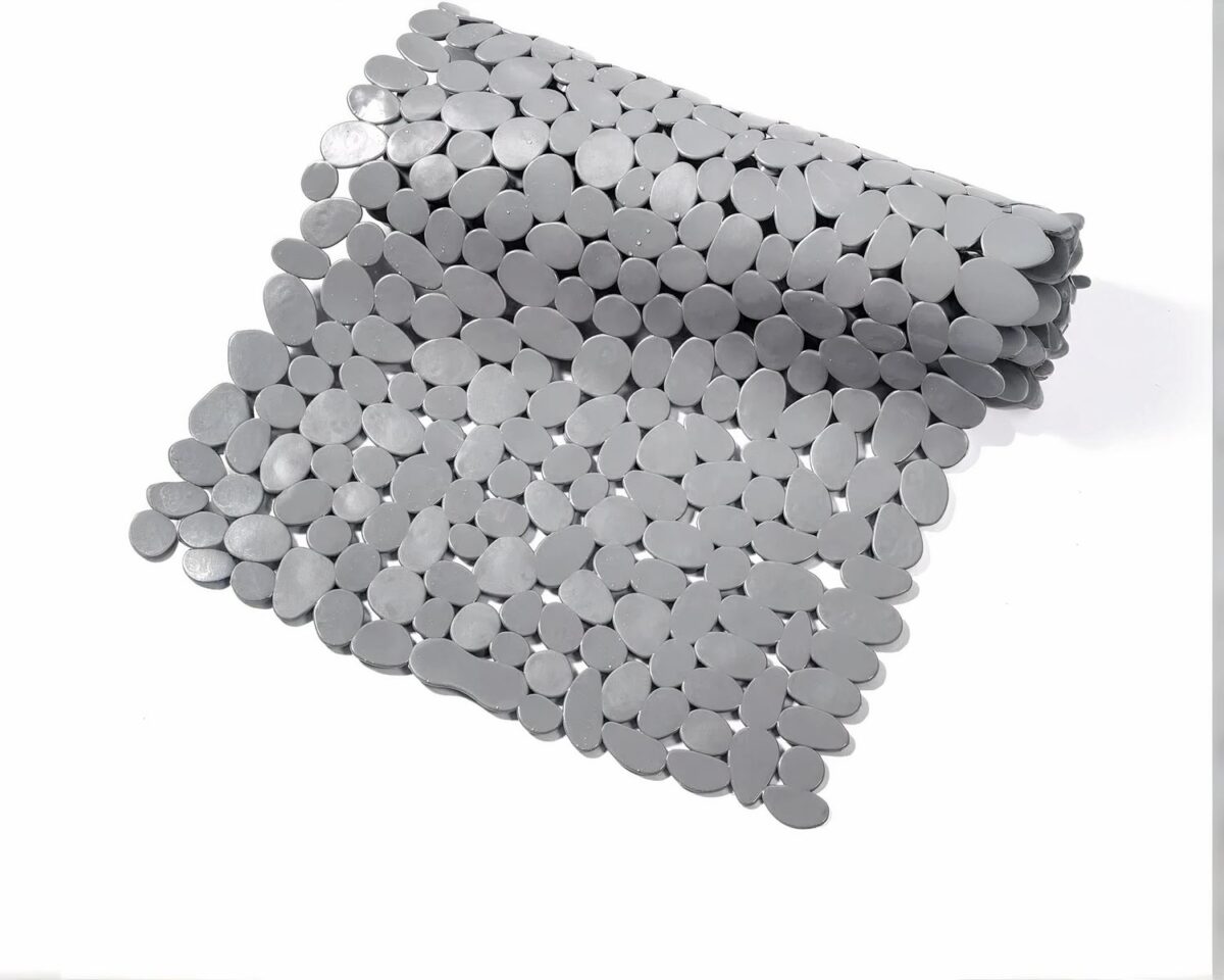 Tapis de bain gris dans une baignoire.