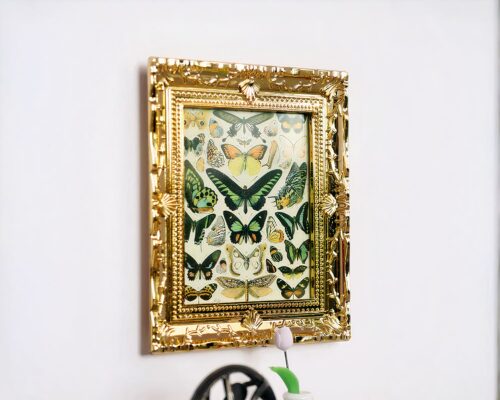 Cadre déco avec de papillons accroché au mur.