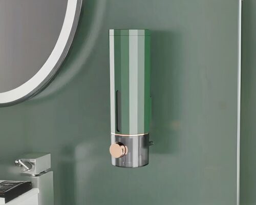 Deux distributeurs de savon muraux. Un blanc et un vert. Avec du doré. Sans fixation.