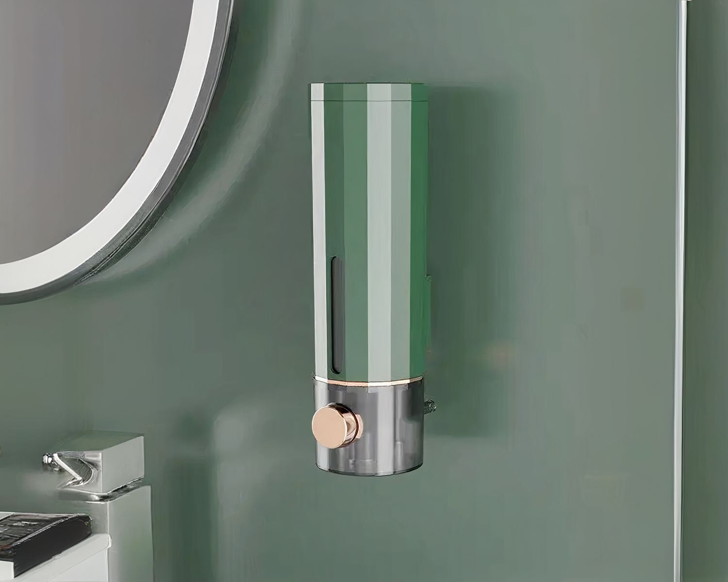 Deux distributeurs de savon muraux. Un blanc et un vert. Avec du doré. Sans fixation.