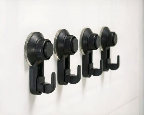 4 crochets noirs accrochés à un mur