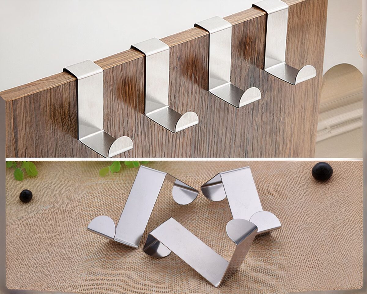 4 crochets argentés accrochés à une porte et 3 crochets posés sur une table