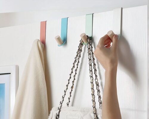 4 crochets porte (vert, bleu, rose et blanc. Une serviette et un sac accrochéS