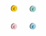 4 boutons, un jaune, un bleu ciel, un vert clair et un rose