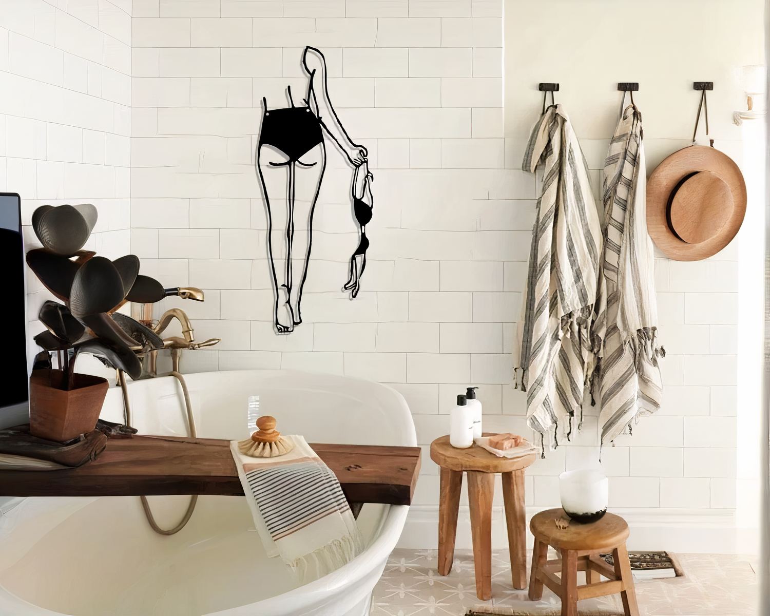 Décoration murale en métal noir représentant une femme