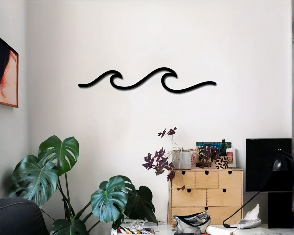 Décoration murale en métal noir représentant une vague.
