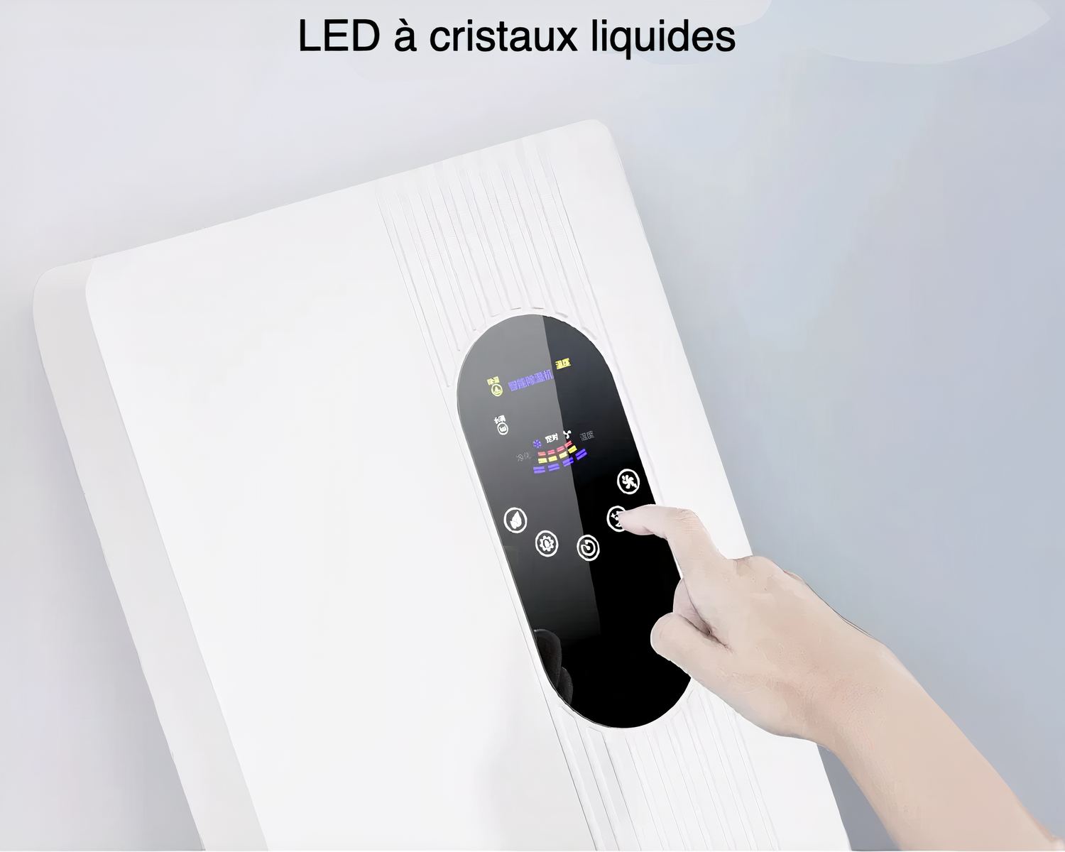 Photo d'un déshumidificateur blanc à écran tactile Led avec un doigt de femme sur l'écran, le tout sur un fond gris clair
