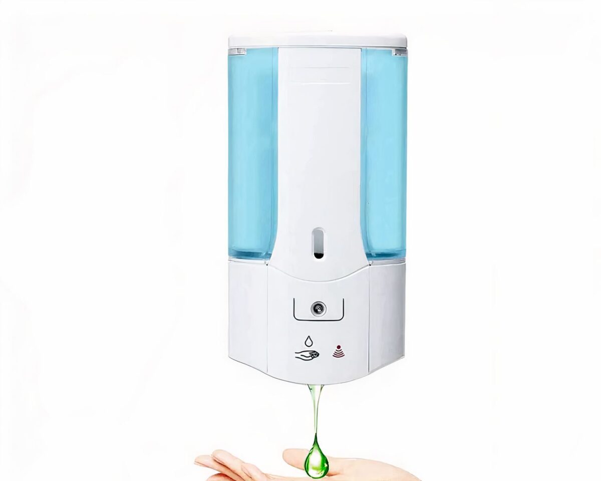 On voit un distributeur de savon mural automatique rempli de savon bleu