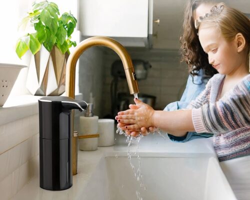 On voit un distributeur de savon automatique noir