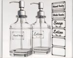 On voit deux distributeurs de savon en verre pompe, avec étiquettes