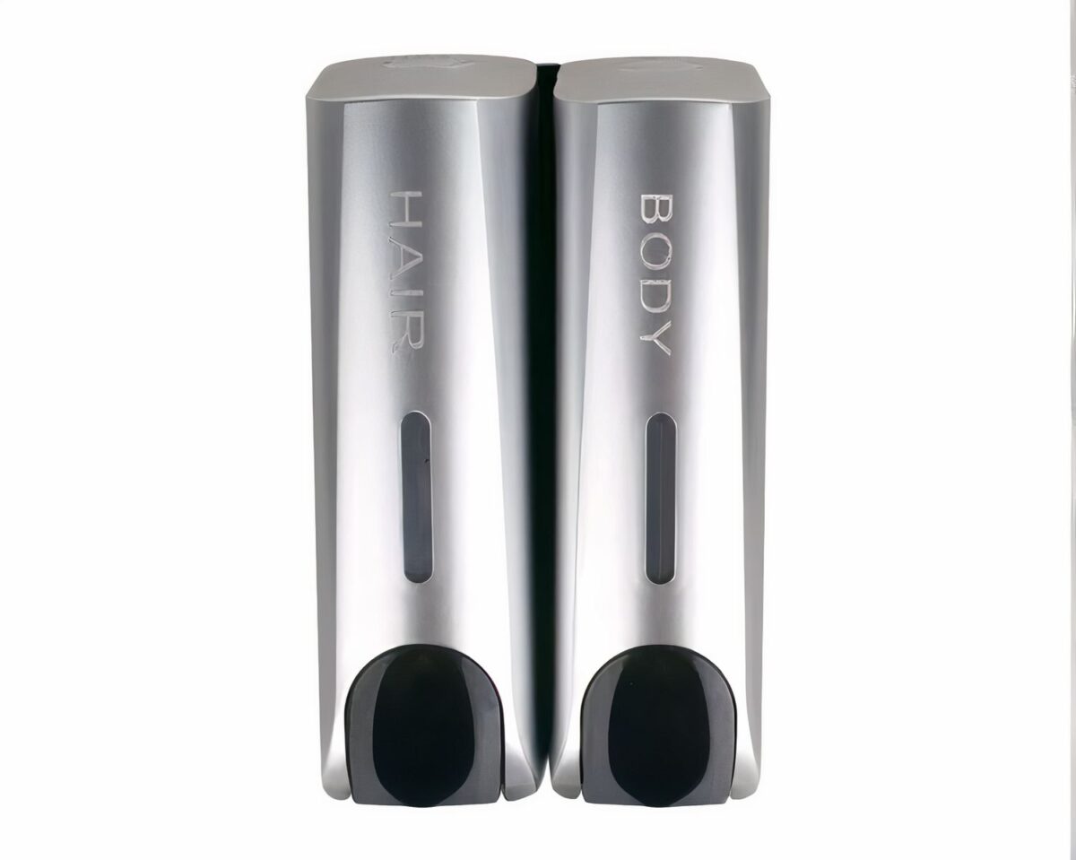 Distributeur de savon mural double cheveux et corps On voit un distributeur de savon mural gris qui peut contenir shampooing et gel douche