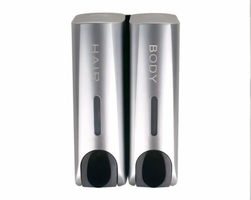 On voit un distributeur de savon mural gris qui peut contenir shampooing et gel douche