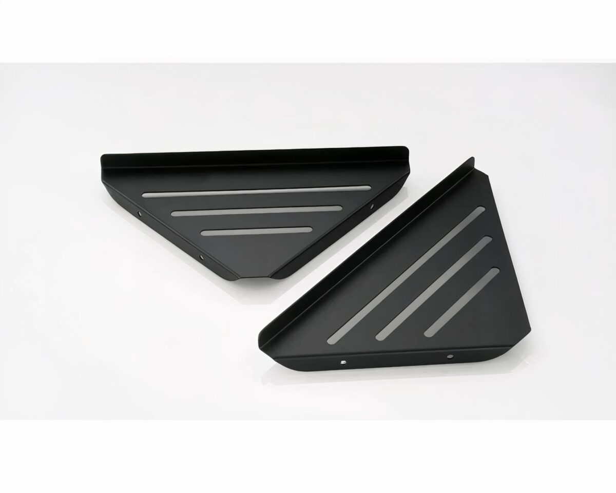 Etagère de douche d'angle en acier inoxydable Photo montrant deux étagères de douche d'angle en acier couleur argentée à fentes et rebord devant sur un fond gris