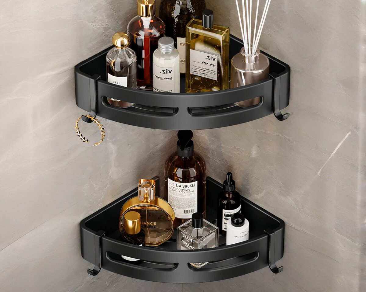 Photo représentant deux étagères noires d'angle pour douche avec crochets remplies de produits de beauté dans une douche beige