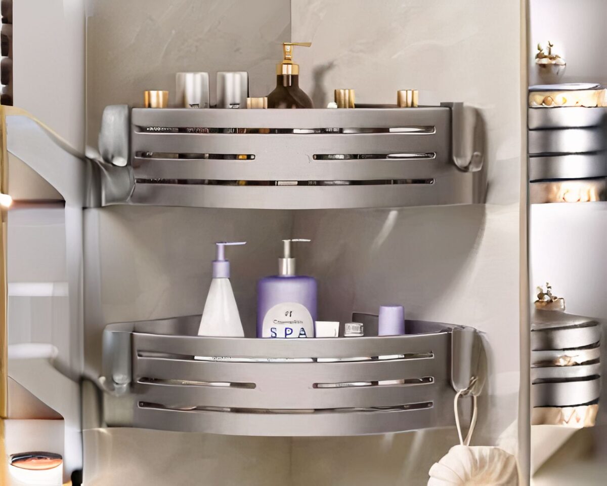 Photo de deux étagères de douche d'ange murales garnies de produits et installées l'une au dessus de l'autre sur un angle de mur de salle de bain beige