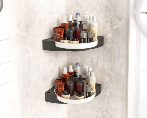 Photo de deux étagères de douche d'angle blanches rotatives en plastique chargées de produits de beauté dans une salle de bain aux murs gris