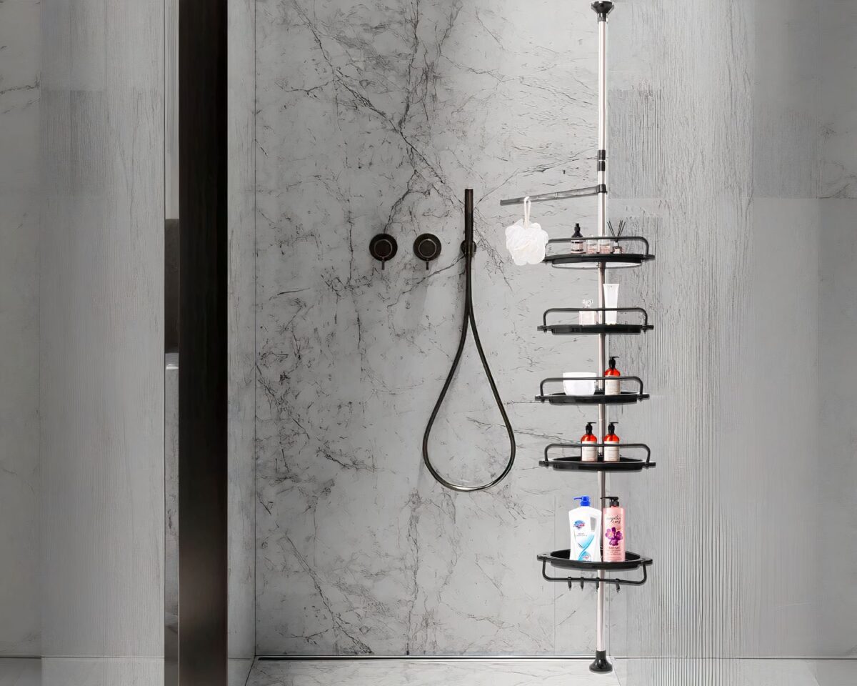 Photo d'un poteau réglable en hauteur portant cinq étagères de douche d'angle noire en plastique avec rebord et crochets le tout dans une douche moderne aux murs gris foncé