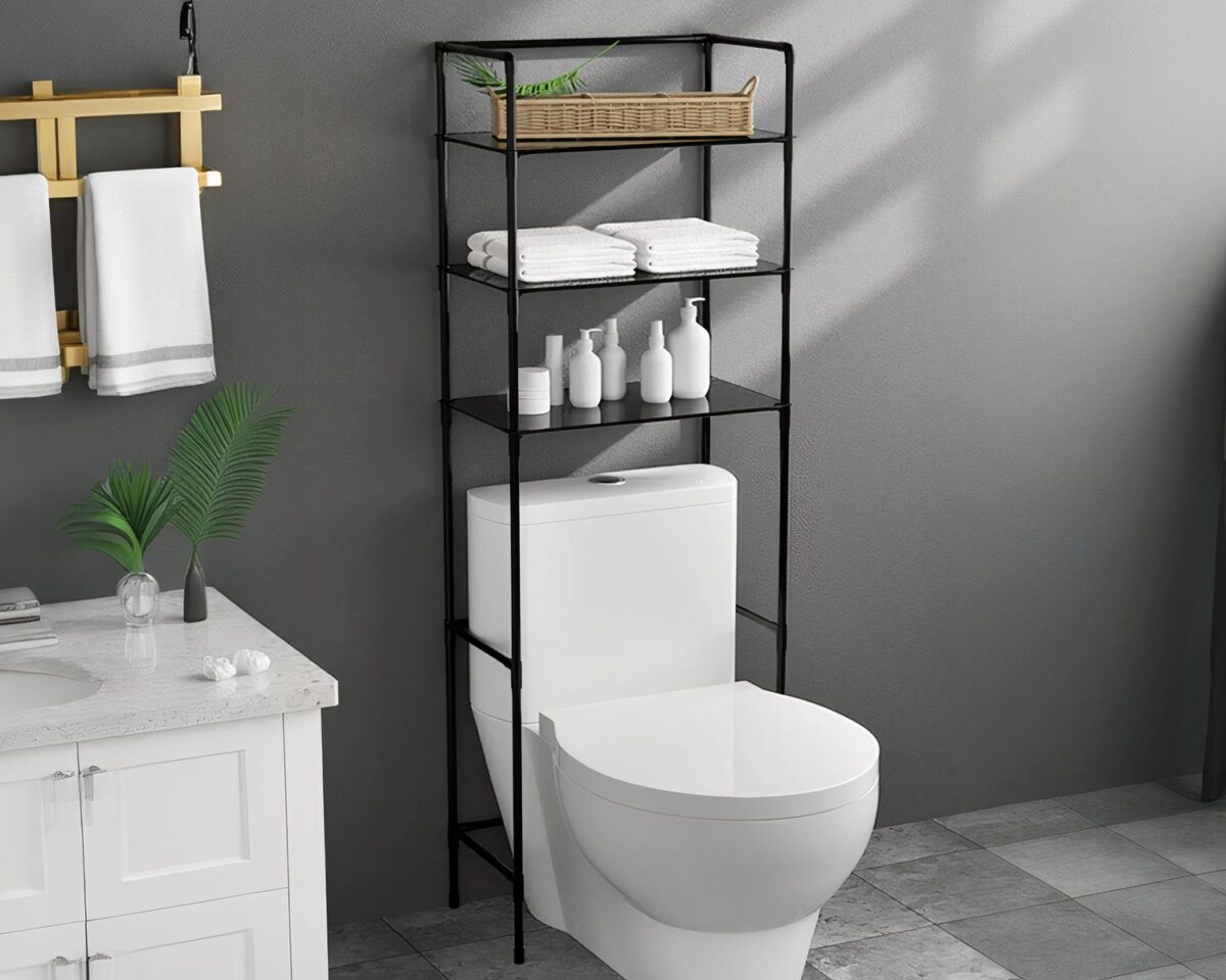 Etagère salle de bain en métal encastrée sur des toilettes