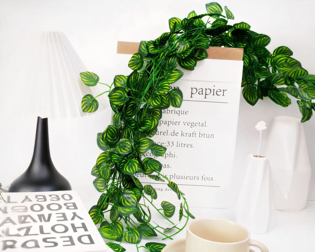 Guirlande de feuilles artificielles pour la salle de bain Guirlande de feuilles artificielles posée sur un cadre.