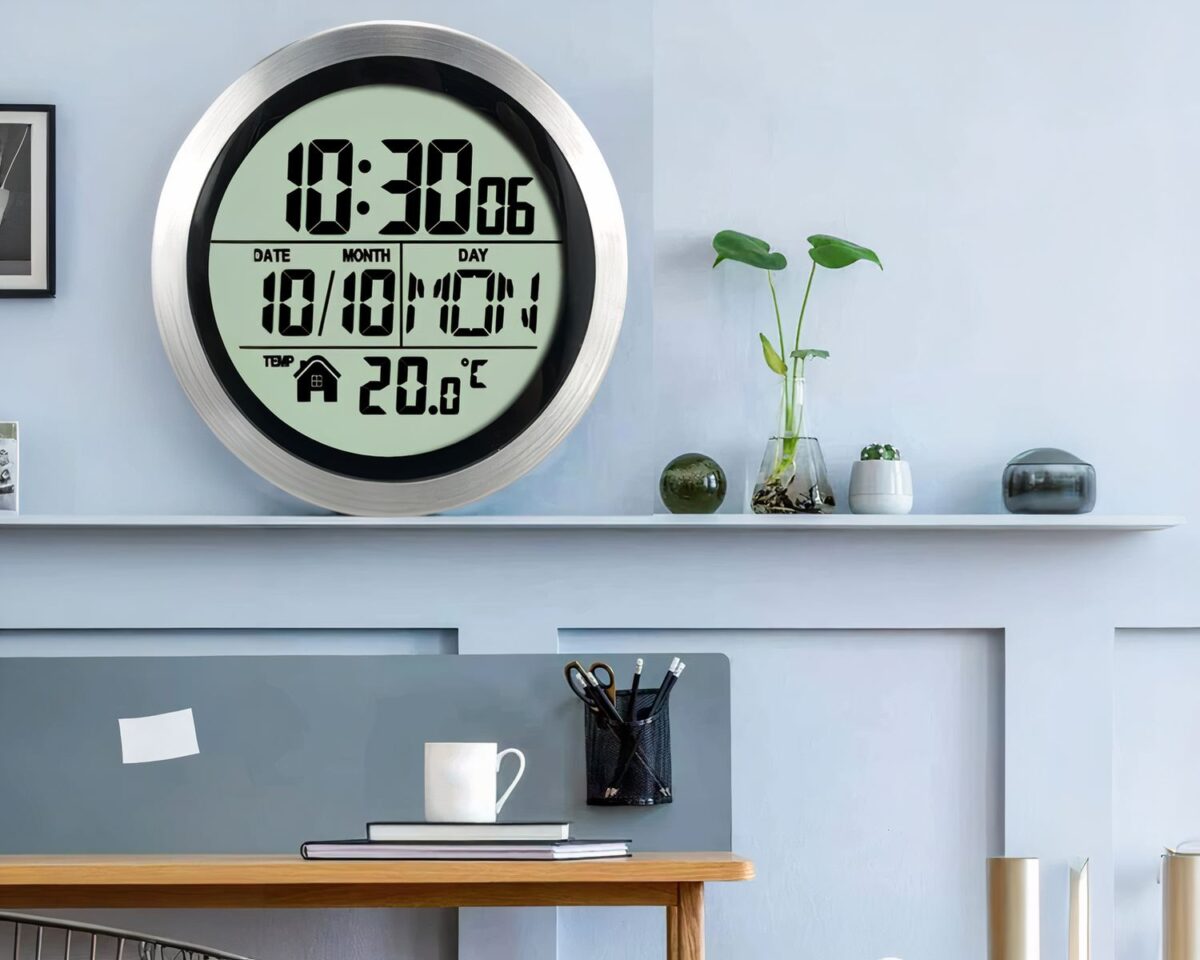 Horloge numérique ronde vue au-dessus d'un buffet.