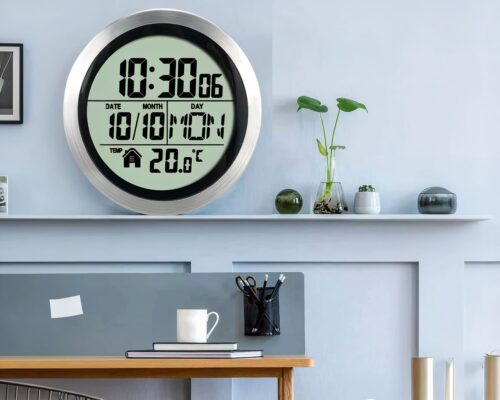 Horloge numérique ronde vue au-dessus d'un buffet.