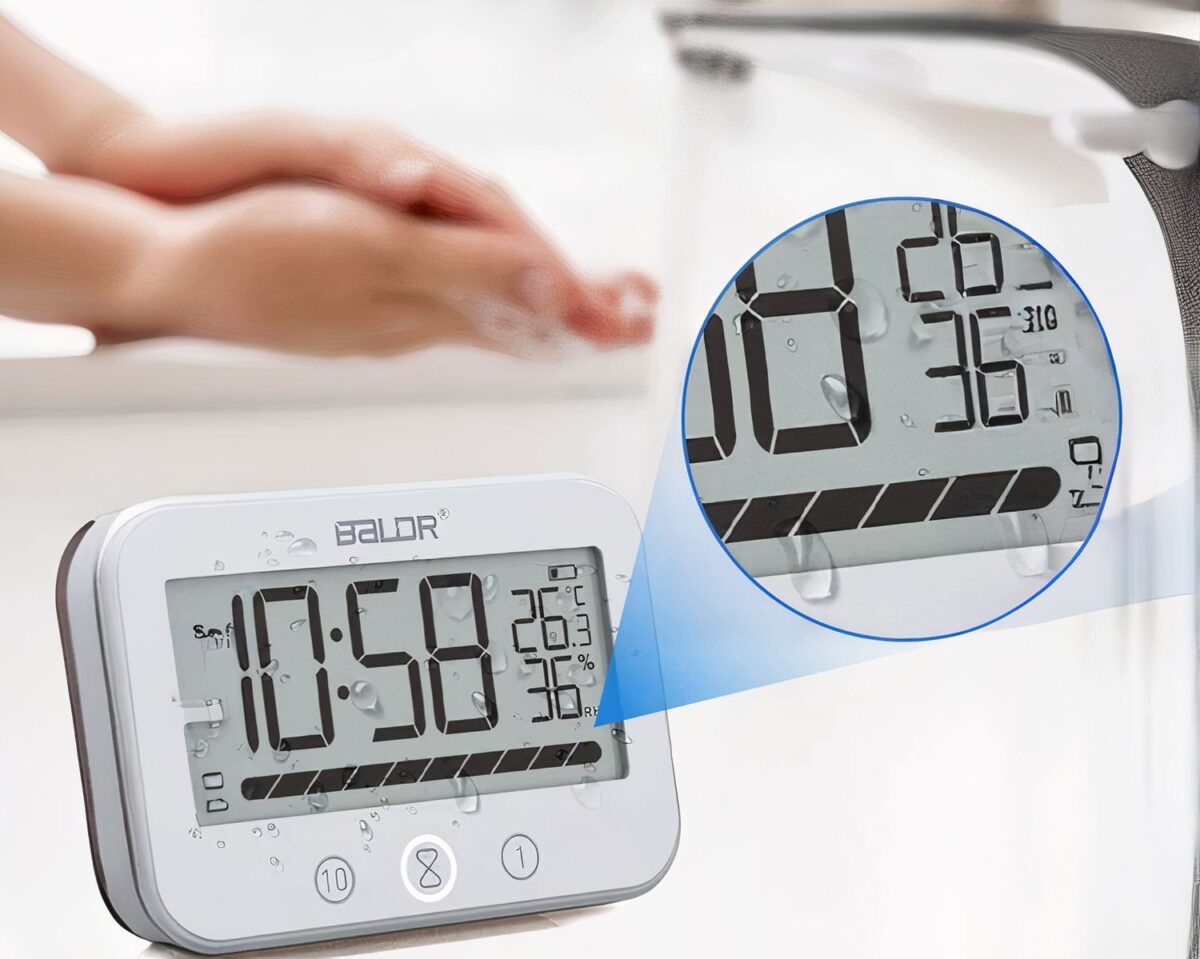 Horloge numérique étanche avec ventouses pour la salle de bain Petite horloge numérique blanche sur fond blanc.