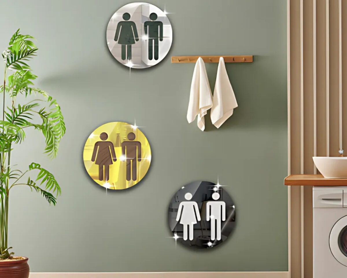 img_05_2025_Décoration_murale_circulaire_pour_la_salle_de_bain_1 Décoration murale circulaire pour la salle de bain accrochée au mur vert sauge d'une salle de bain.