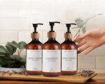 Lot trois distributeurs savon bouteilles ambrées