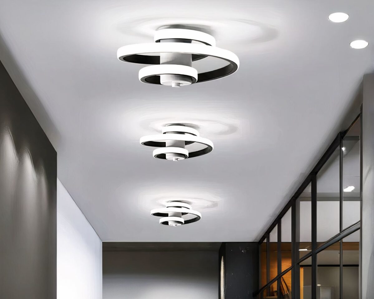 Lustre salle de bain plafonnier spirale Photo représentant trois lustres plafonniers noirs et blancs en forme de spirale sur un plafond gris