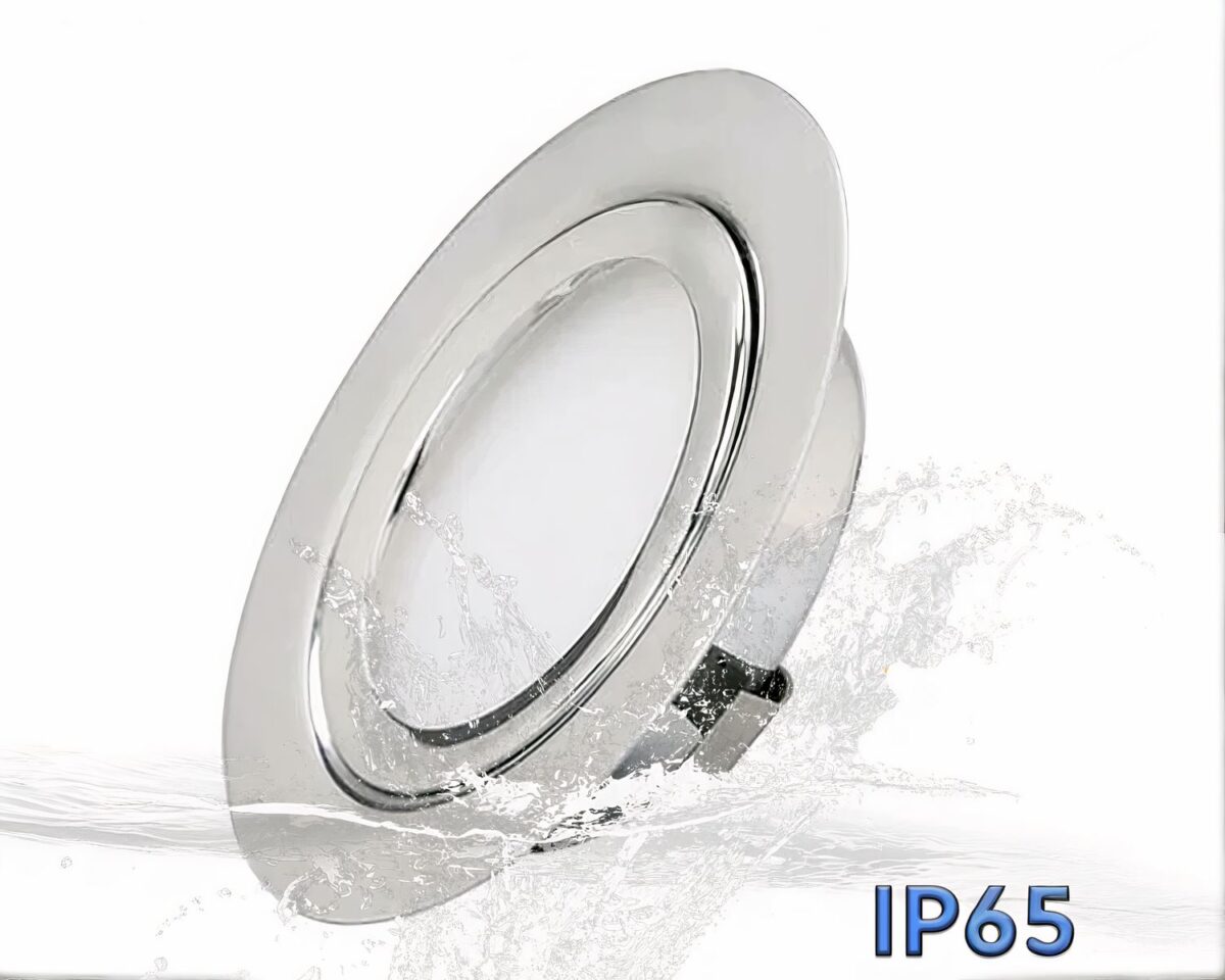 Mini spot encastrable salle de bain en lot Photo d'un spot encastrable étanche pour salle de bain argenté IP65 à demi immergé sur fond blanc