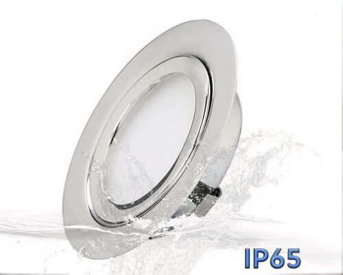 Photo d'un spot encastrable étanche pour salle de bain argenté IP65 à demi immergé sur fond blanc