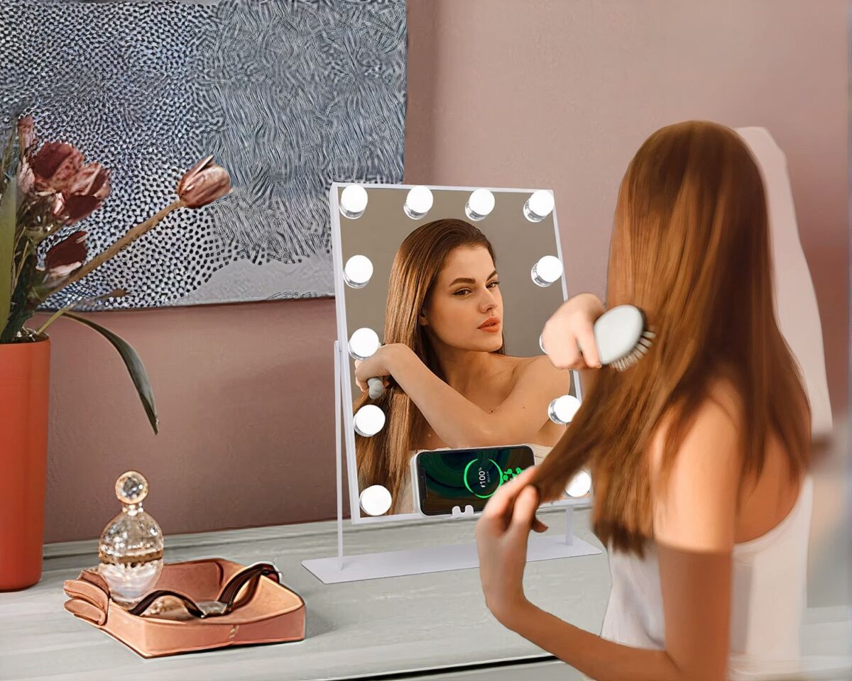 Miroir connecté avec système de recharge