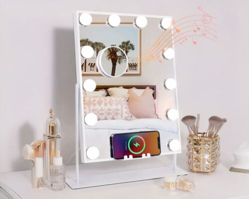 Miroir avec ampoules LED et téléphone qui charge.