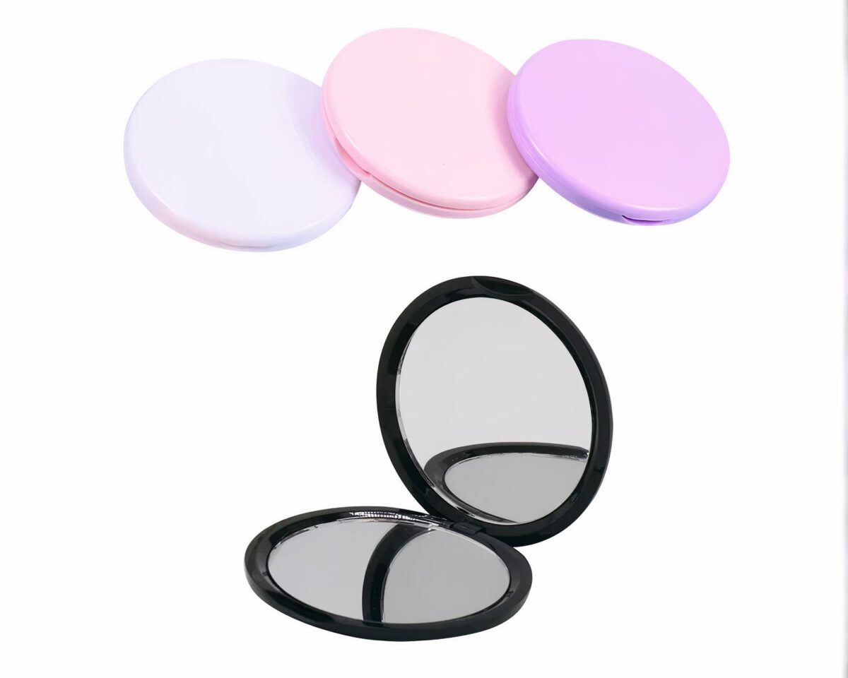 Miroir de poche noir sur fond blanc.