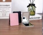 Miroirs de poches rectangulaires posés sur une table.