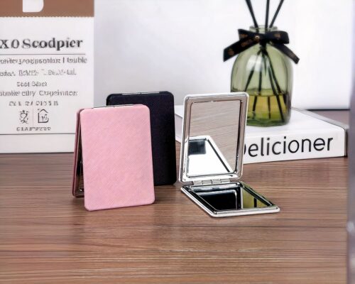 Miroirs de poches rectangulaires posés sur une table.