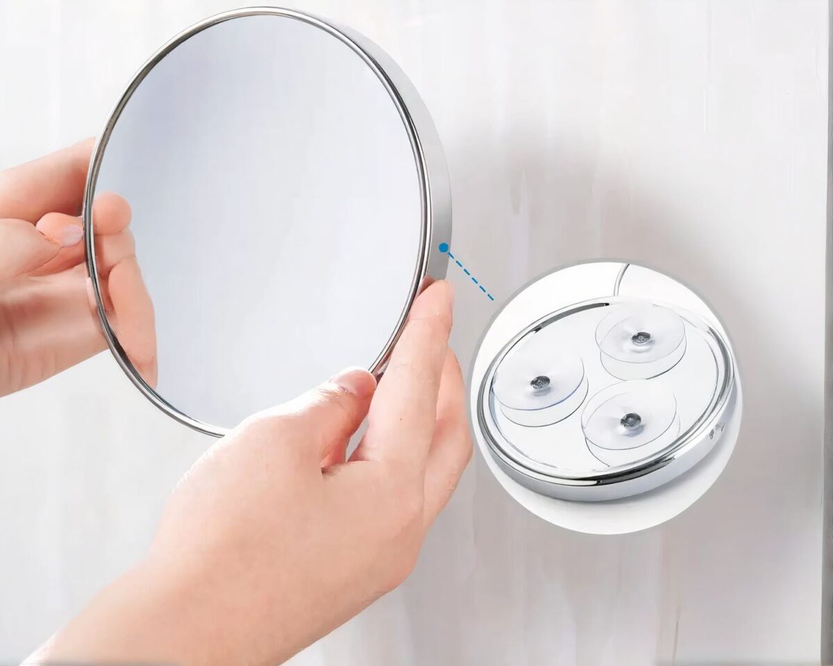 Personne tenant un miroir dans ses mains.