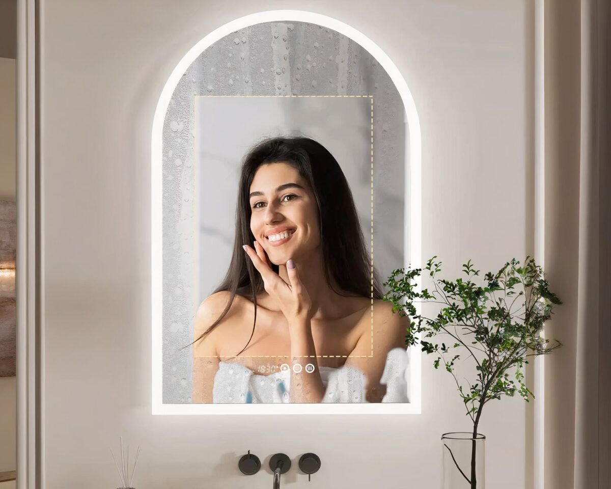 Miroir LED avec luminosité ajustable Femme se regardant dans un miroir avec des LED.