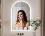 Femme se regardant dans un miroir avec des LED.