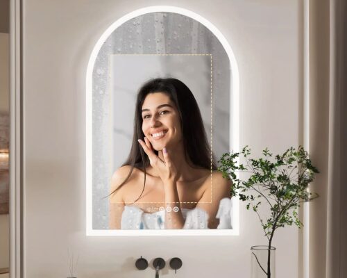 Femme se regardant dans un miroir avec des LED.
