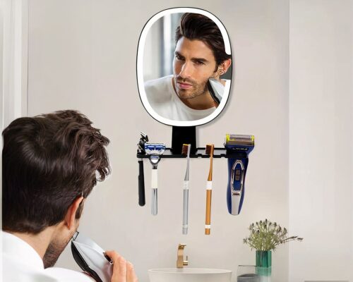 Homme se rasant et se regardant dans un miroir.