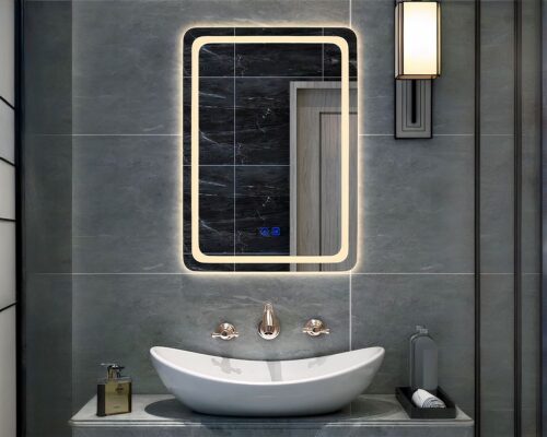 Miroir rectangulaire au dessus d'une vasque.