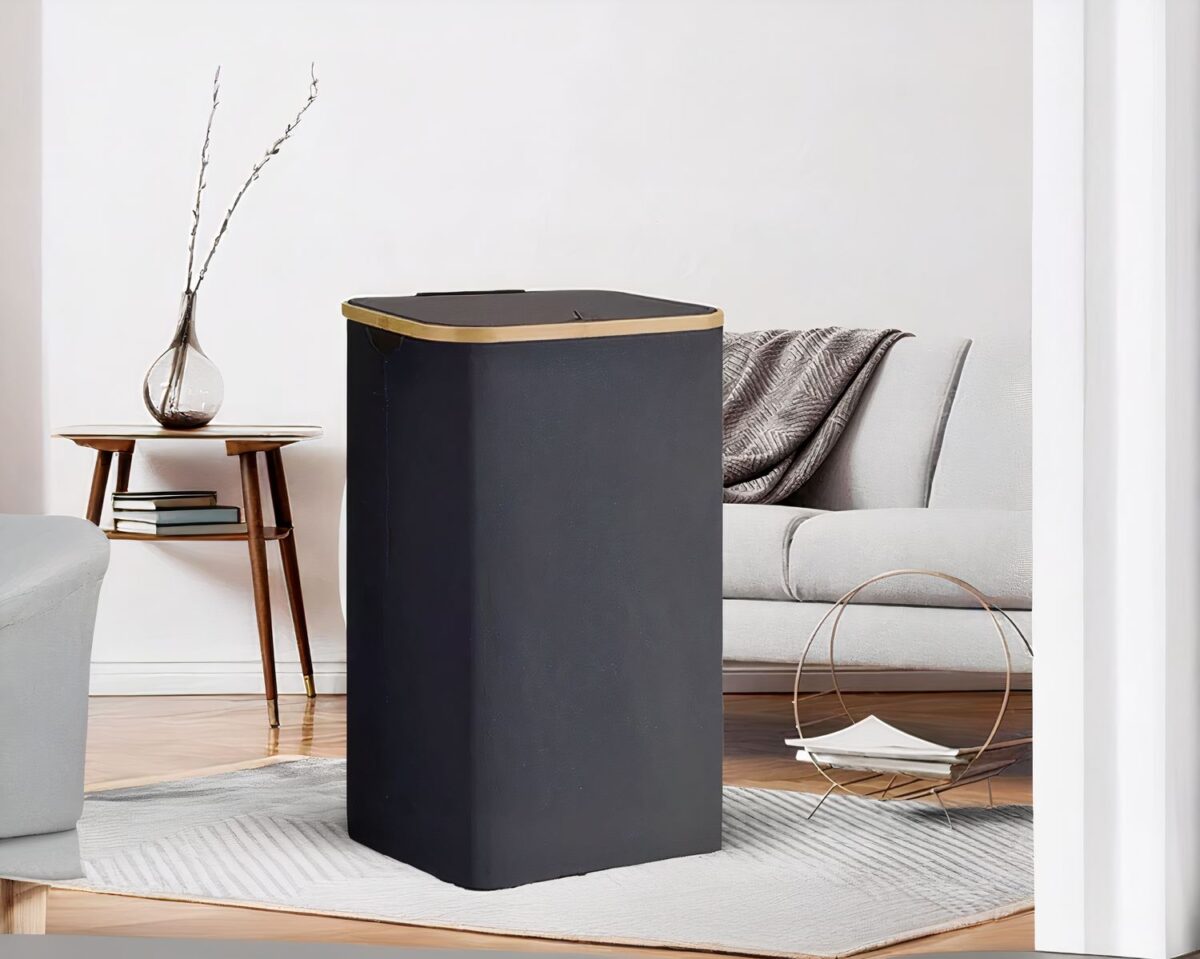 On voit un panier à linge design noir dans une pièce joliment décorée.